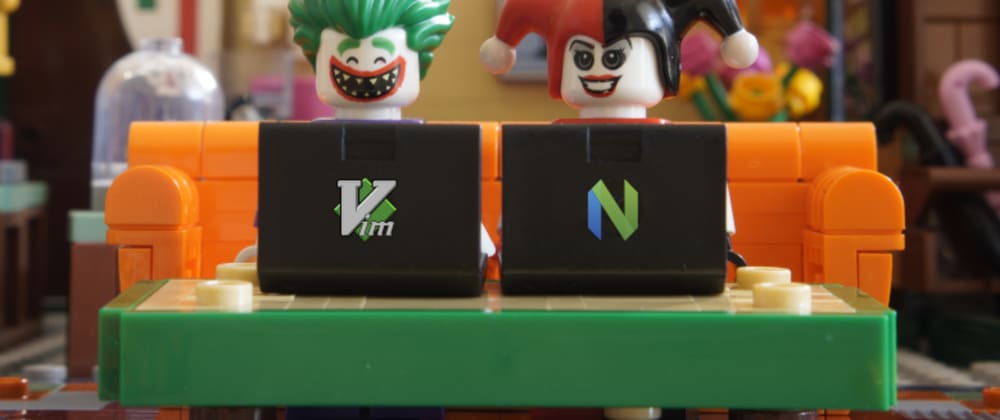 Foto de uma cena montada em blocos de Lego. Há um sofá laranja com bonecos dos personagens Coringa e Arlequina. Cada um deles está com um laptop preto sobre uma mesa de centro verde. No laptop do Coringa, vê-se o logo do Vim.