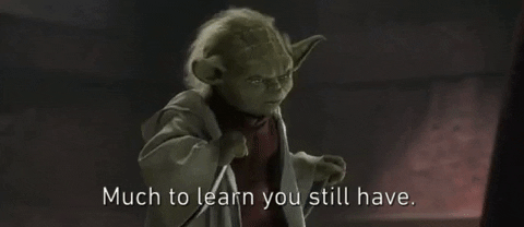 Imagem animada do personagem Yoda, de Star Wars, olhando para fora do quadro e falando 'much to learn you still have' (muito a aprender você ainda tem). 