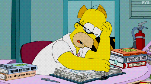 Imagem animada de Homer, dOs Simpsons, em uma escrivaninha cheia de livro. Ele folheia um deles, fazendo cara de quem não está conseguindo absorver o conteúdo.