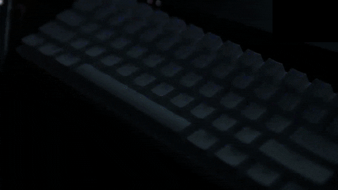 Um teclado com iluminação de led na cor roxa, também relacionada à linguagem Elixir.