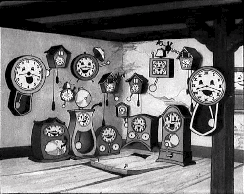 Animação em preto e branco de uma sala com vários relógios de chão e de parede que sorriem e se movimentam.