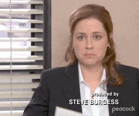 Cena da série The Office, em que a personagem Pam mostra um papel com menos de meia página impressa e diz 'meu currículo cabe num post-it'.