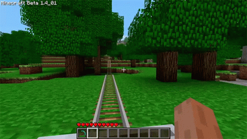 Cena no jogo Minecraft em que você vê, em primeira pessoa, o trilho à frente do vagão de mineiro.