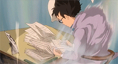 Trecho de um anime em que um rapaz está estudando em uma escrivaninha, com muitas folhas à mesa. Há um efeito de vento, dando a ideia de rapidez.
