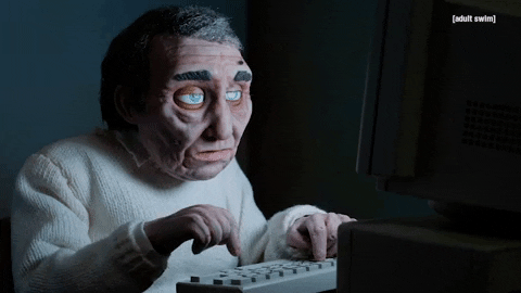Animação mostrando um homem idoso digitando em um computador, no escuro, iluminado apenas pela luz do monitor.